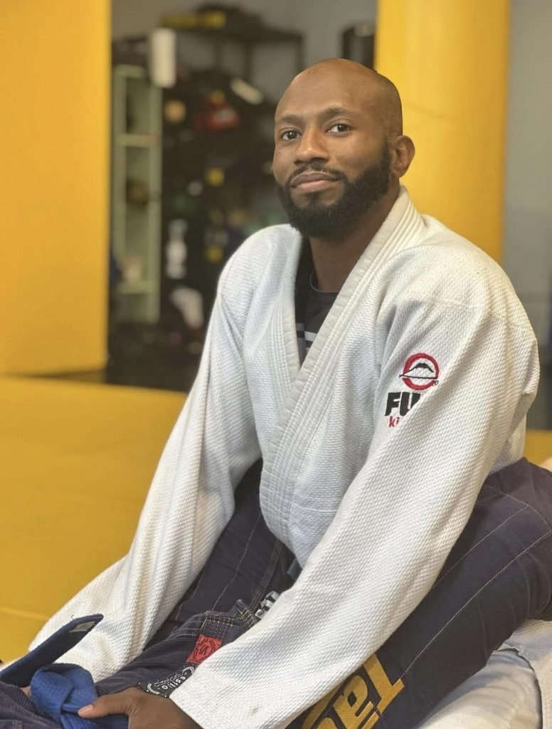 Coach Jerry at Gi BJJ class. - Broad Street Kickboxing - Broad Street Kickboxing Coach Jerry at Gi BJJ class.